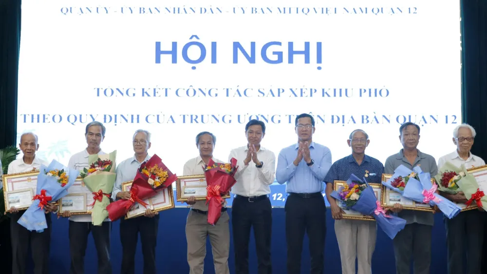 Tri ân, khen thưởng các cá nhân xuất sắc trong sắp xếp khu phố tại quận 12