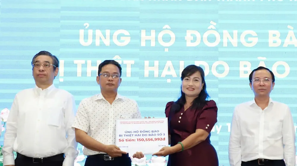 Cán bộ, công chức, viên chức TPHCM ủng hộ đồng bào bị thiệt hại do bão lũ