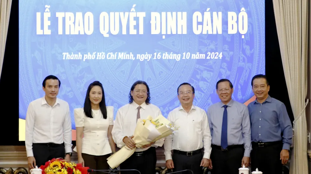Chủ tịch UBND TPHCM Phan Văn Mãi trao quyết định bổ nhiệm cán bộ chủ chốt