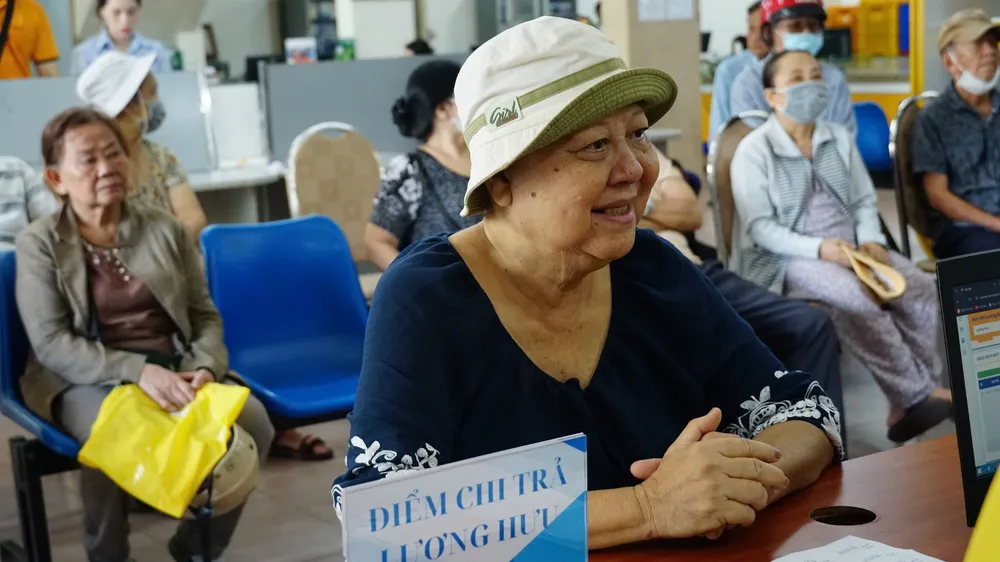 Người hưởng nhận lương hưu, trợ cấp BHXH tại điểm chi trả của Bưu điện TPHCM