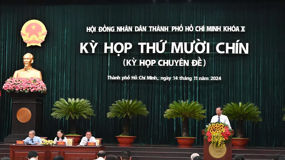 Chủ tịch UBND TPHCM phát biểu tại kỳ họp thứ 19 của HĐND TPHCM khóa X. Ảnh: VIỆT DŨNG