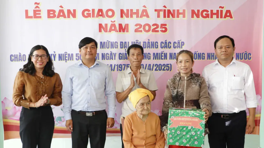 Trao nhà tình nghĩa đến gia đình chính sách tại quận 12