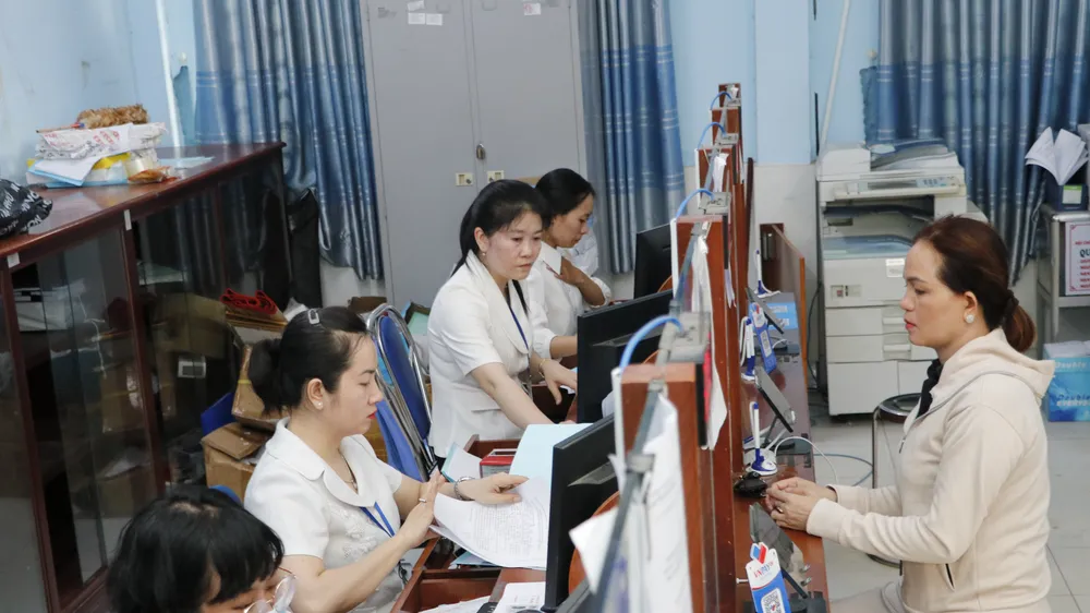 Công chức UBND xã Vĩnh Lộc A, huyện Bình Chánh, TPHCM giải quyết hồ sơ thủ tục hành chính cho người dân