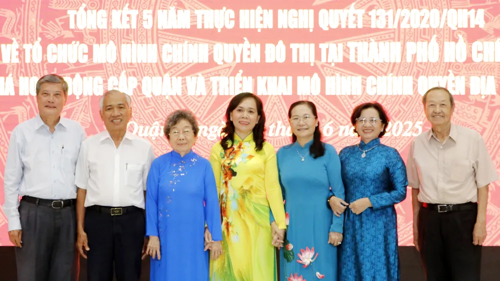 Đồng chí Nguyễn Thị Lệ cùng các đại biểu chụp hình lưu niệm