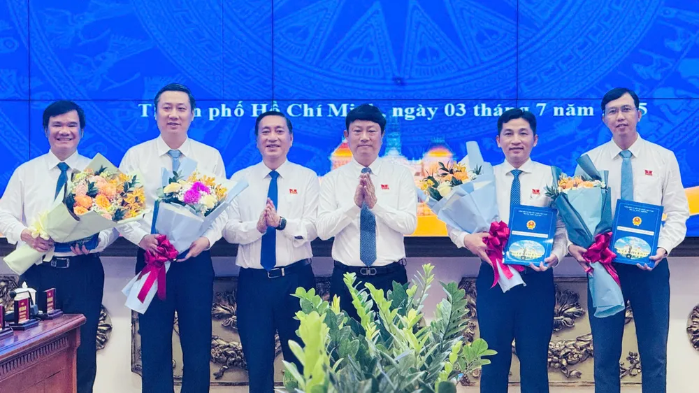 Chủ tịch HĐND TPHCM trao quyết định bổ nhiệm nhiều cán bộ chủ chốt