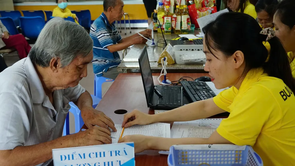 Nhân viên Bưu điện TPHCM chi trả lương hưu cho người hưởng