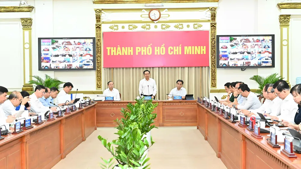 Thường trực UBND TPHCM điều hành phiên họp thường kỳ hàng tháng về kinh tế - xã hội