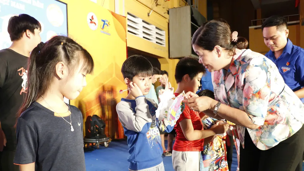 Đêm hội “Trăng rằm yêu thương” mang niềm vui đến thiếu nhi phường Bến Thành (TPHCM)