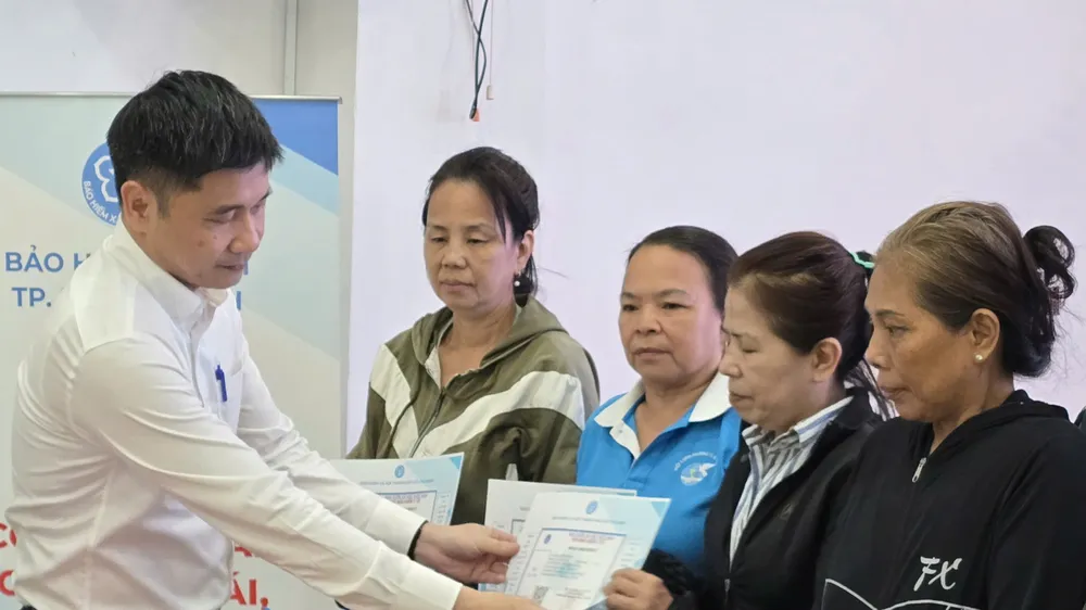 Tặng hơn 400 thẻ bảo hiểm y tế trị giá trên 560 triệu đồng cho hội viên phụ nữ
