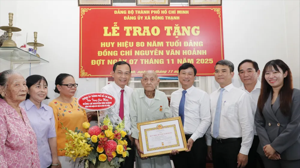 Lãnh đạo TPHCM trao tặng Huy hiệu 80 năm tuổi Đảng đến đồng chí Nguyễn Văn Hoảnh