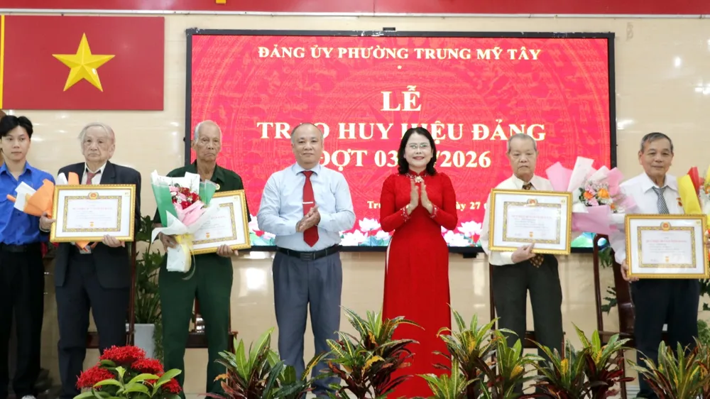 Đảng viên cao tuổi Đảng là tấm gương sáng về công tác dân vận