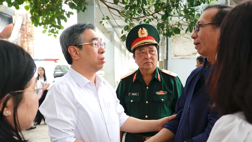 Lãnh đạo TPHCM thăm gia đình nạn nhân vụ cháy tại phường Đông Hưng Thuận