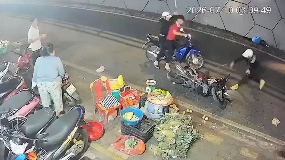 Điều tra nhóm người mang hung khí rượt đuổi, đập phá xe máy ở TPHCM