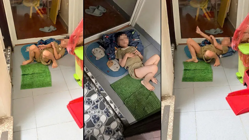 Hình ảnh bé trai nằm trên thảm lau chân trước nhà vệ sinh