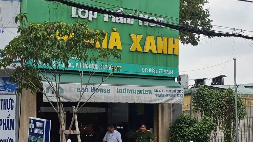 Cơ quan chức năng có mặt tại lớp mầm non để xác minh vụ việc