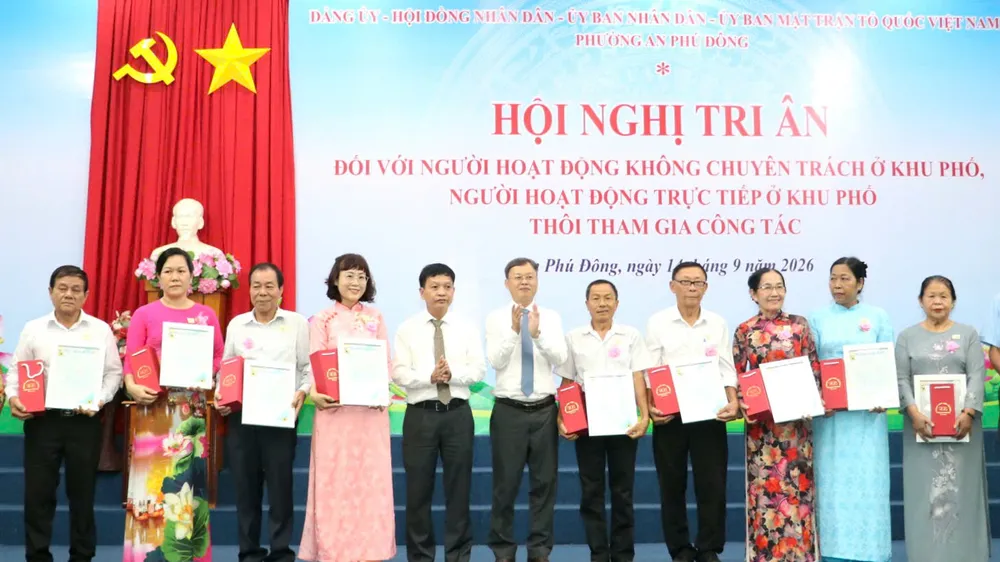 Lãnh đạo phường An Phú Đông tặng quà tri ân người hoạt động không chuyên trách ở khu phố thôi công tác