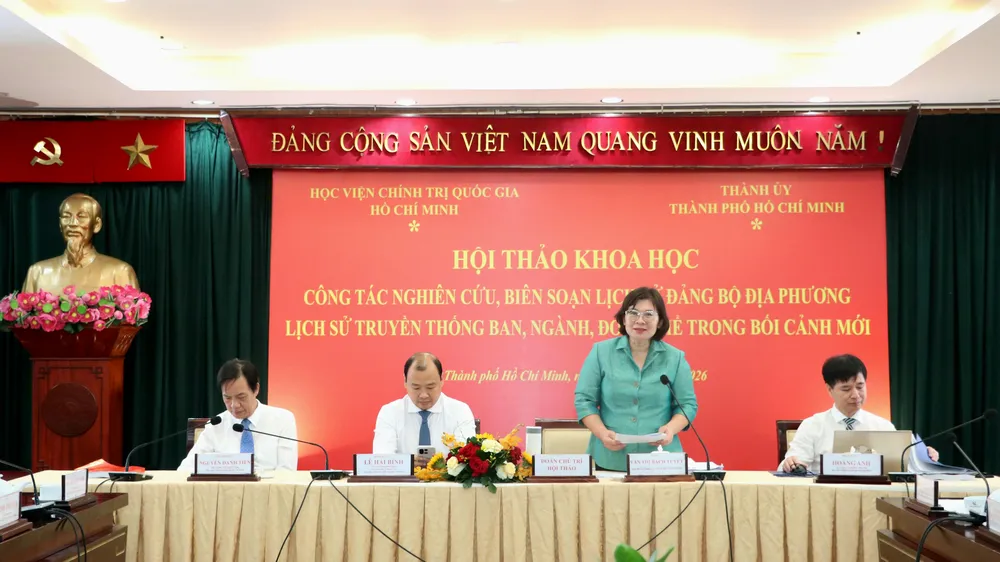 Phó Bí thư Thành ủy TPHCM Văn Thị Bạch Tuyết phát biểu tại hội thảo. Ảnh: NGÔ BÌNH