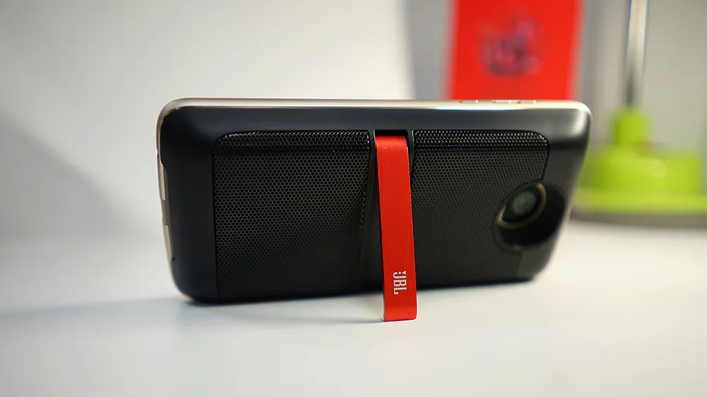 MotoZ2 Play cùng phụ kiện âm thanh Moto Mods