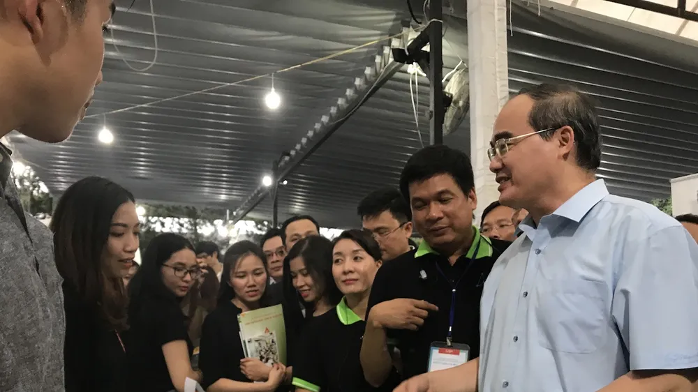 Đồng chí Bí thư Thành uỷ Nguyễn Thiện Nhân và Phó Chủ tịch Thường trực UBND TPHCM Lê Thanh Liêm tham quan khu trưng bày, giới thiệu của cộng đồng khởi nghiệp
