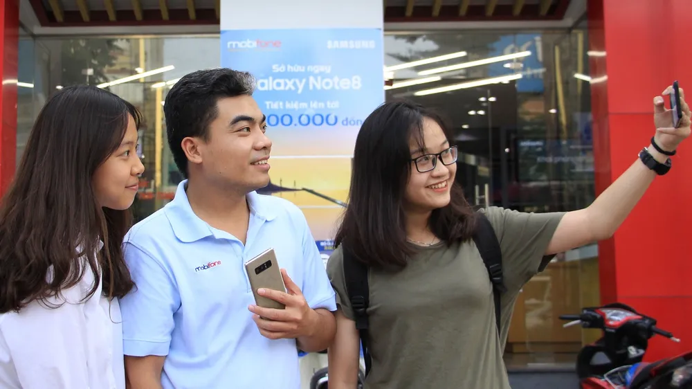 MobiFone bán Note 8 kèm gói cước
