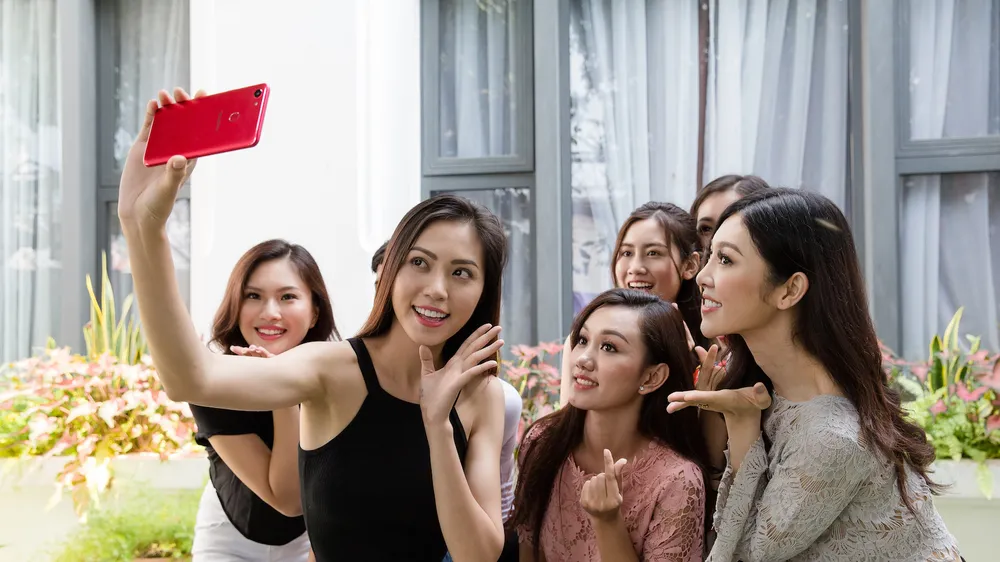 OPPO F5 trên tay các thí sinh cuộc thi Hoa hậu Hoàn vũ Việt Nam 2017