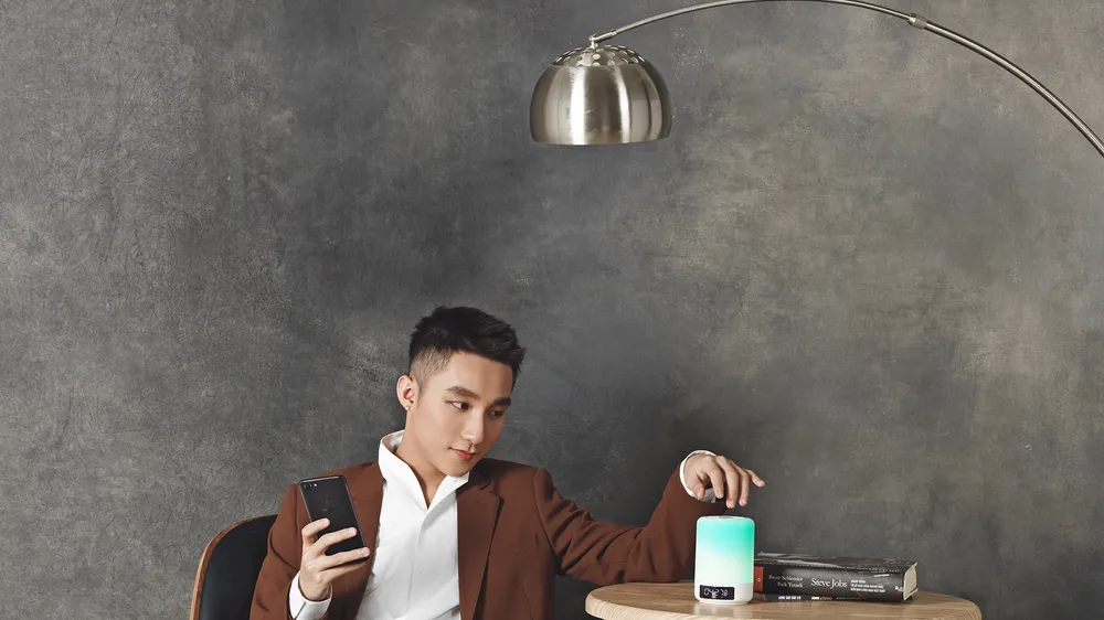 Ca sĩ Sơn Tùng cùng OPPO F5