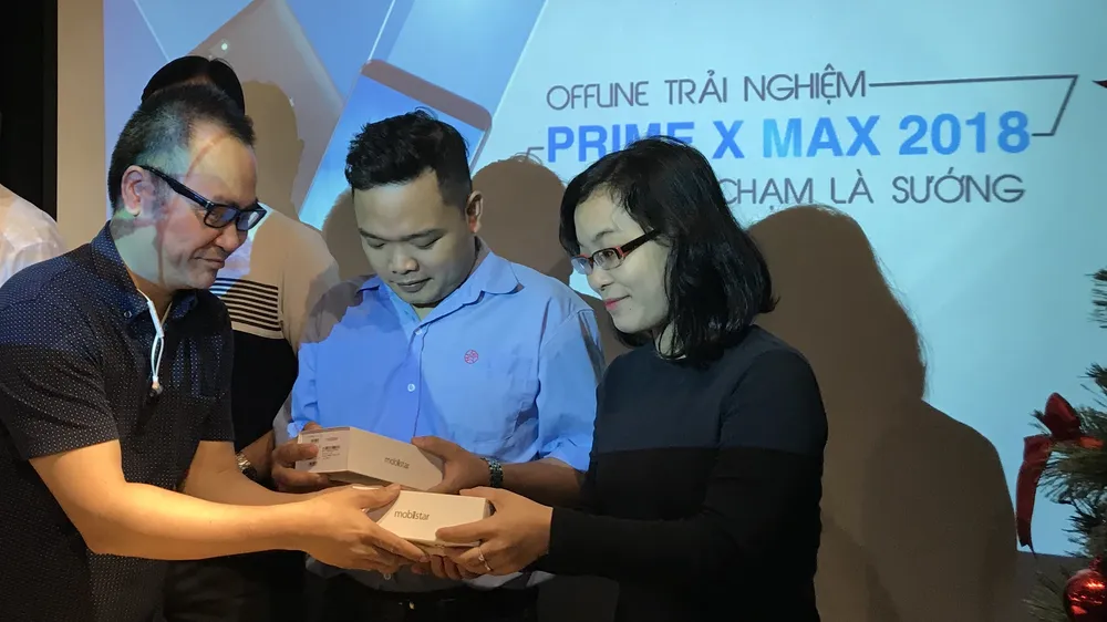 Ông Ngô Nguyên Kha giao máy cho khách hàng