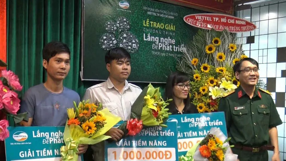 Các khách hàng của Viettel nhận giải thưởng