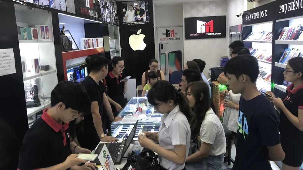 Khách đến chọn mua iPhone tại Minh Tuấn Mobile