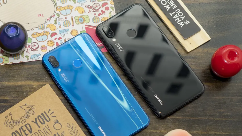 Huawei Nova 3e với hai màu xanh và đen