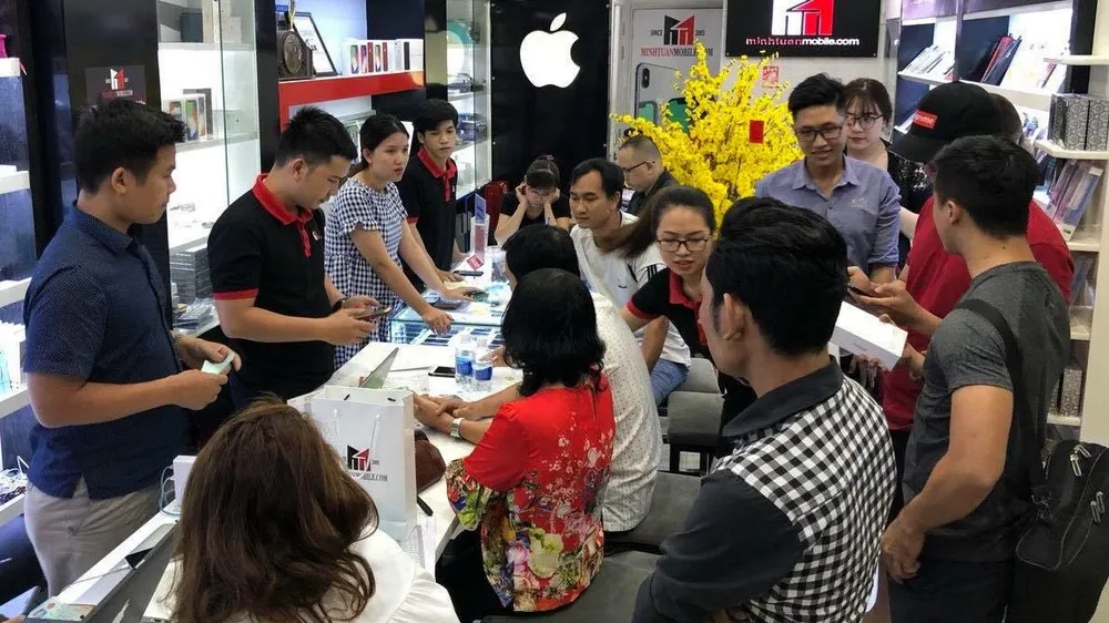 Khách hàng mua iPhone tại Minh Tuấn Mobile