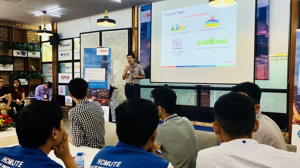 Đại diện Bosch Việt Nam giới thiệu kỹ thuật trước cuộc thi