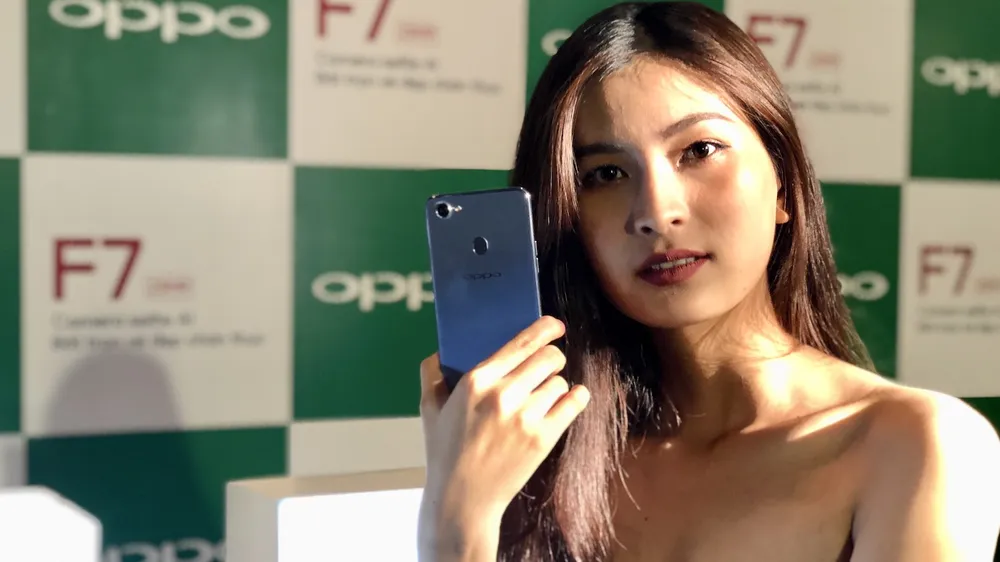 OPPO F7 với mặt lưng được phủ một lớp gương độc đáo