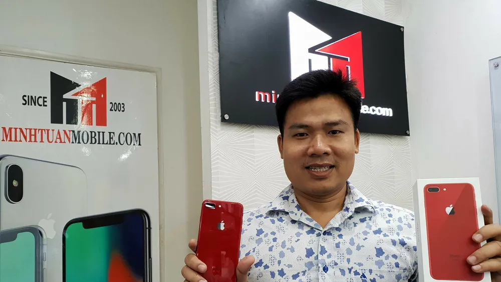 Ông Minh Tuấn với iPhone 8 Plus màu đỏ