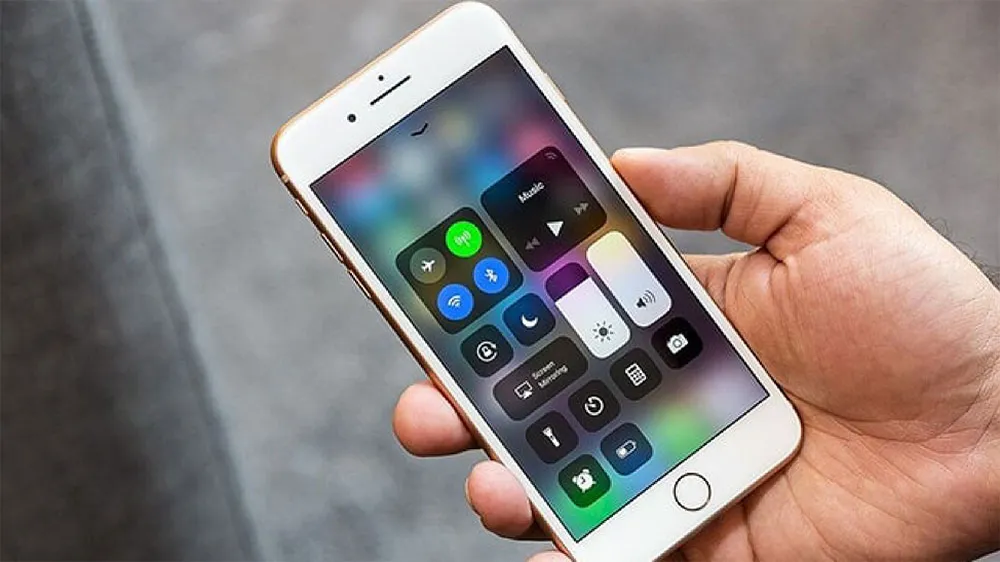 iPhone 8 Plus vừa mạnh mẽ vừa “truyền thống“