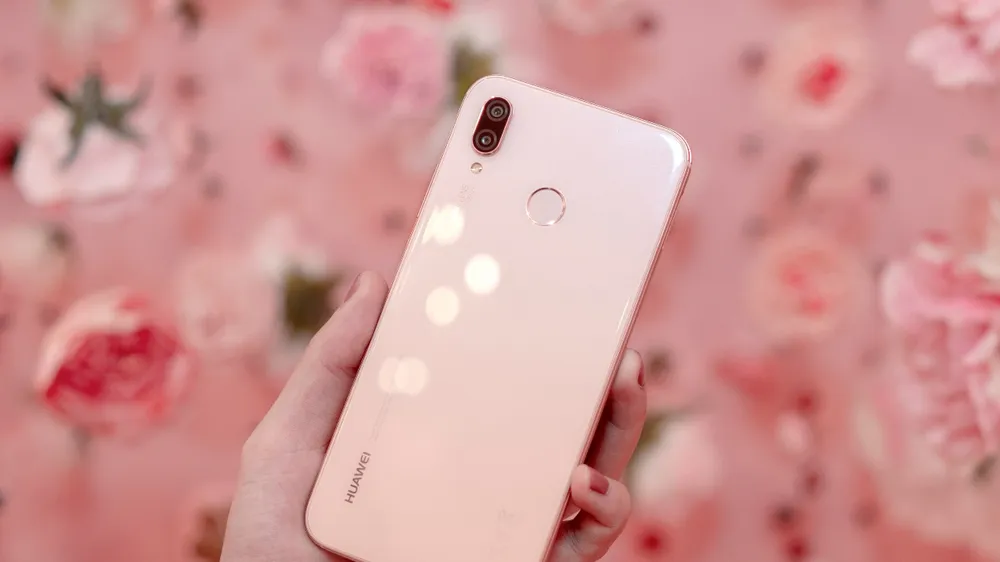Nova 3e thêm phiên bản màu hồng giá không đổi