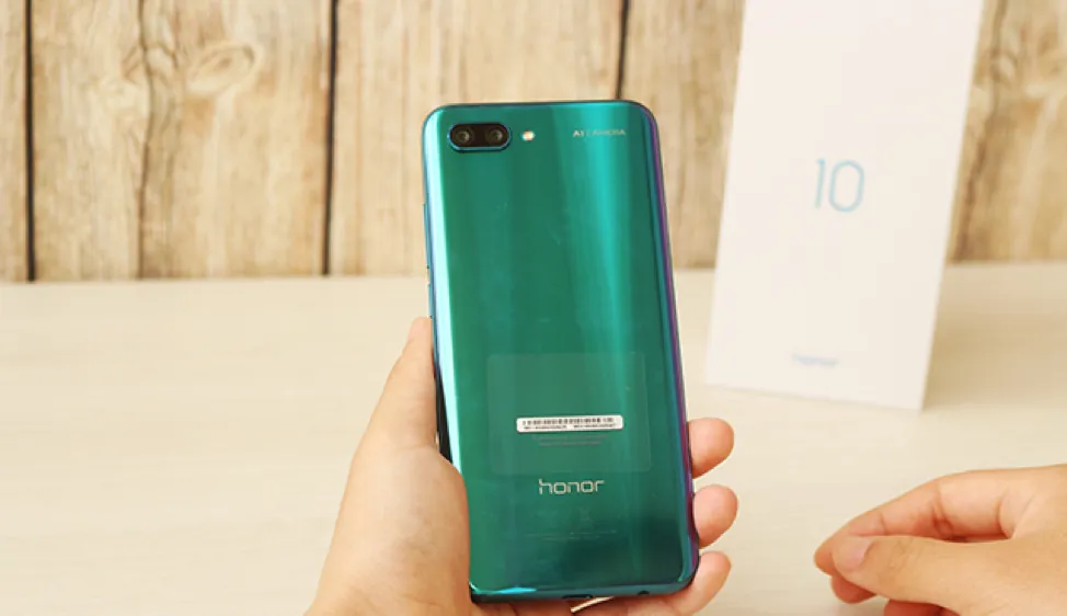 Honor 10 Phantom Green với màu sắc hêt sức ấn tượng