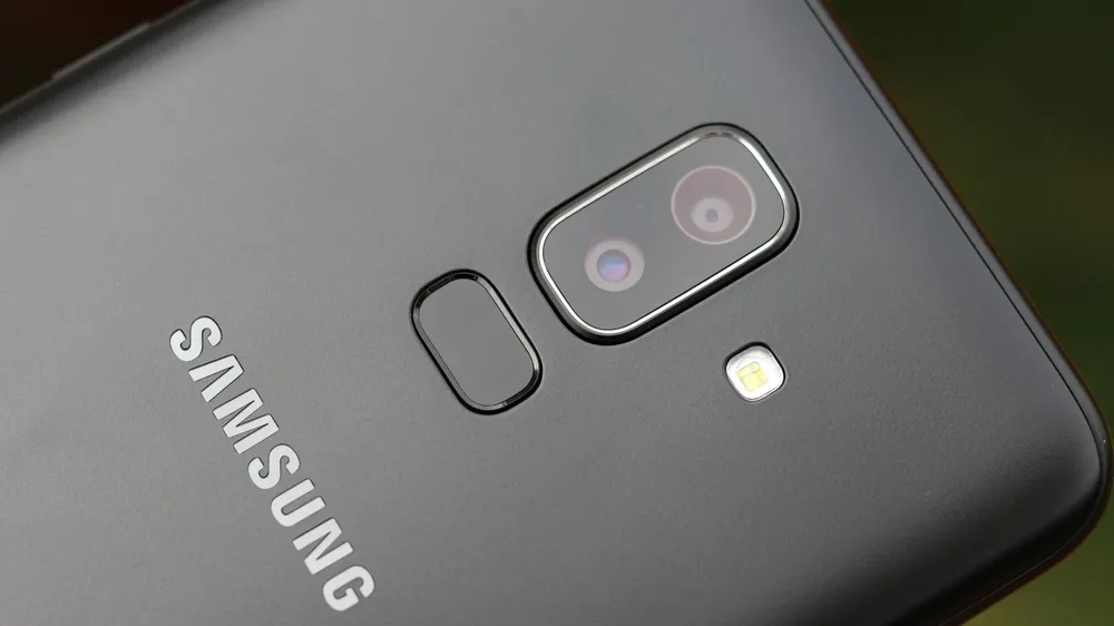 Galaxy J8 với màu Đen Titan