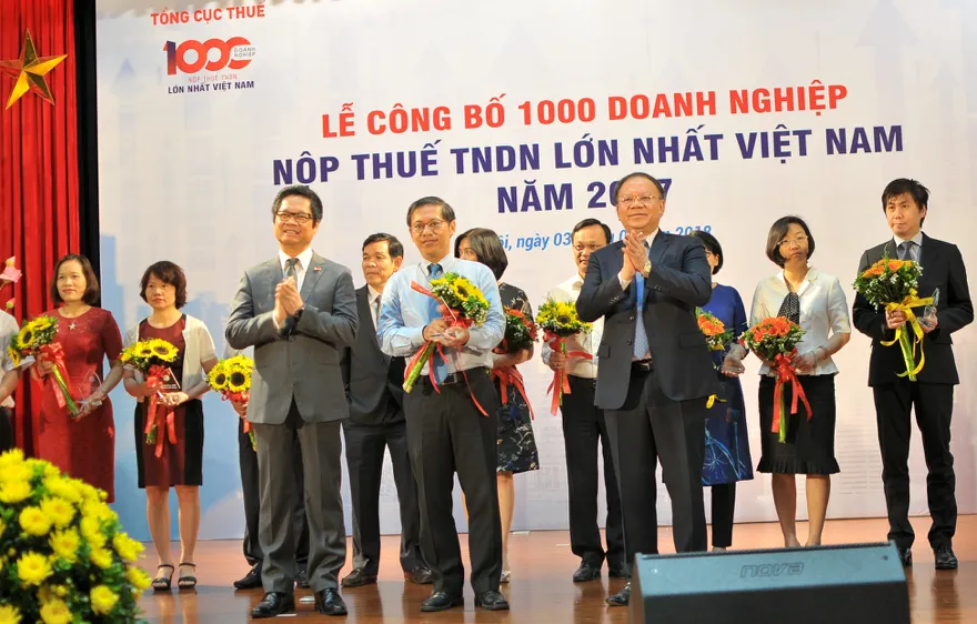 Đại diện MobiFone - ông Nguyễn Đình Chiến, thành viên HĐTV - nhận kỉ niệm chương doanh nghiệp nộp thuế TNDN lớn nhất Việt Nam 2017
