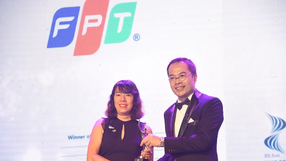Đại diện FPT nhận giải thưởng HR Asia Award 2018