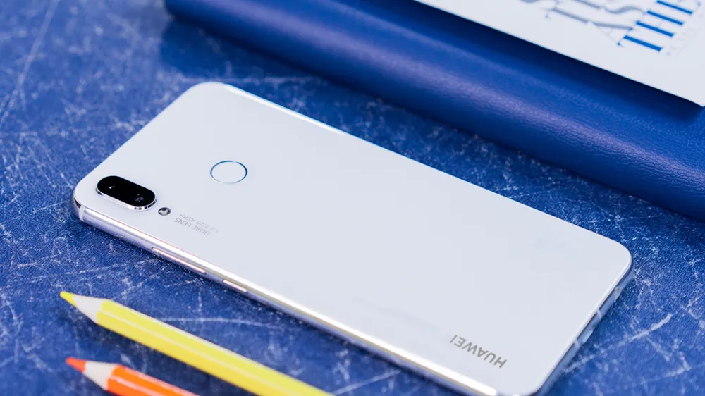 Nova 3i phiên bản màu trắng ngọc trai giá gần 7 triệu đồng
