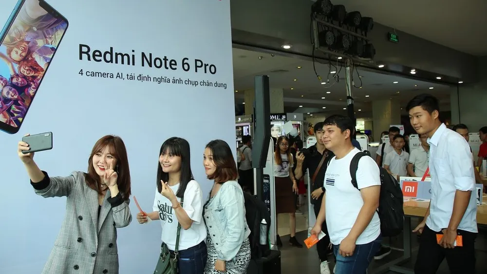 Mi Fan và cô gái tài năng của nhóm FAP TV – Ribi Sachi đã cùng nhau chụp 133 ảnh selfie 