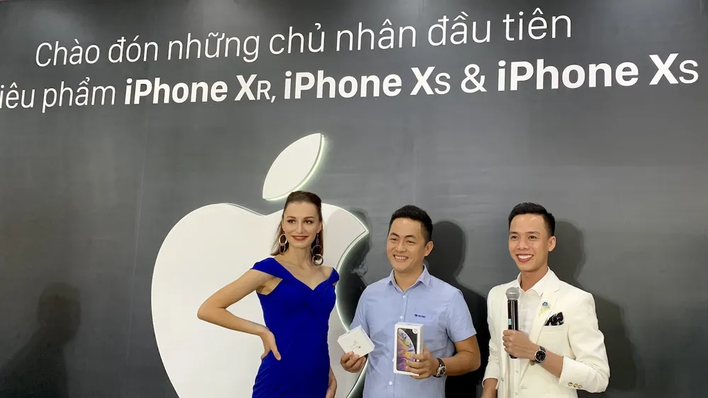 Thế Giới Di Động giao máy cho khách hàng