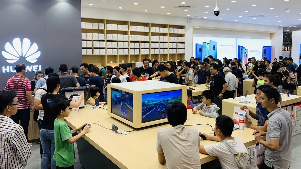 khách hàng tham quan cửa hàng trải nghiệm