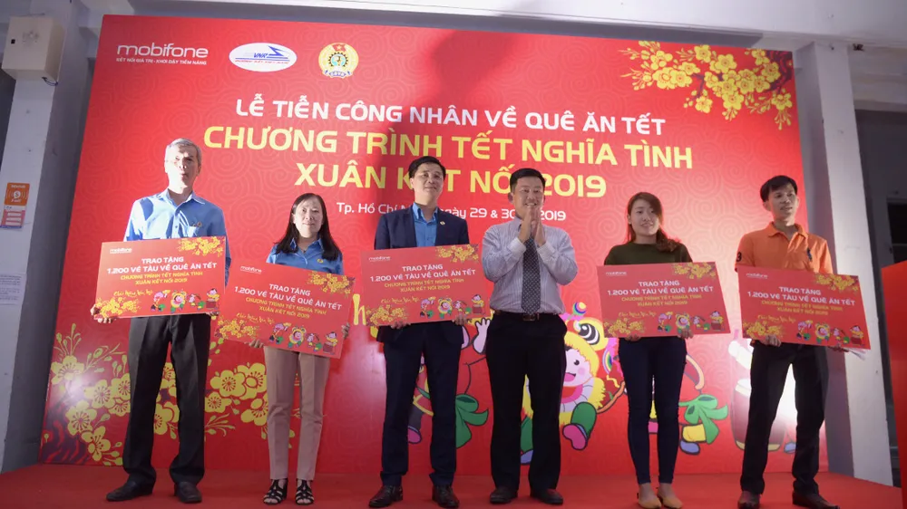 MobiFone trao vé tàu tết cho công nhân