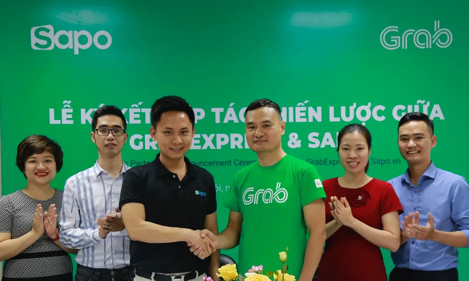 Lãnh đạo Sapo và GrabExpress tại lễ ký kết nhằm giúp các chủ shop bán hàng dễ dàng hơn
