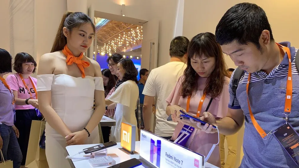 Người dùng trải nghiệm điện thoại của Xiaomi tại sự kiện