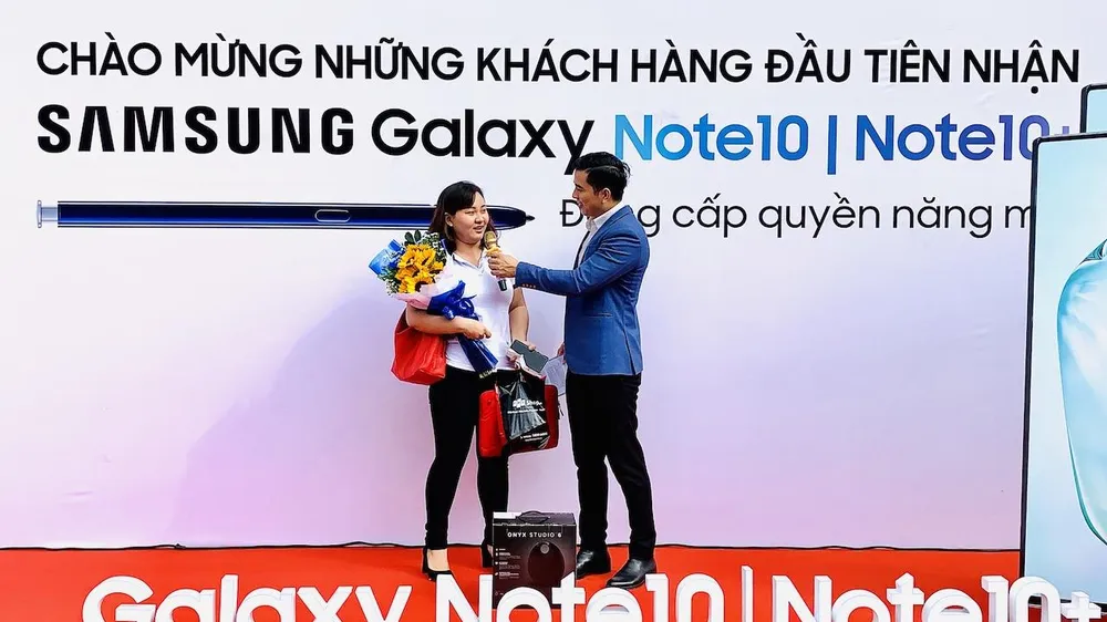 Khách hàng nhận Note10 