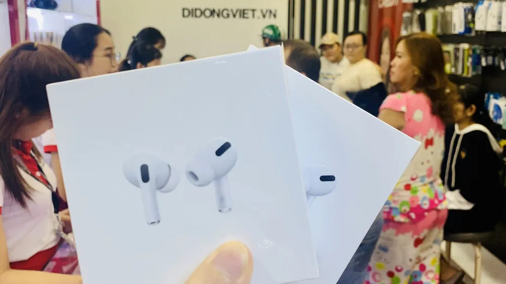 Airpods Pro có mặt đầu tiên tại Di Động Việt, giá bán bình ổn 6,9 triệu đồng