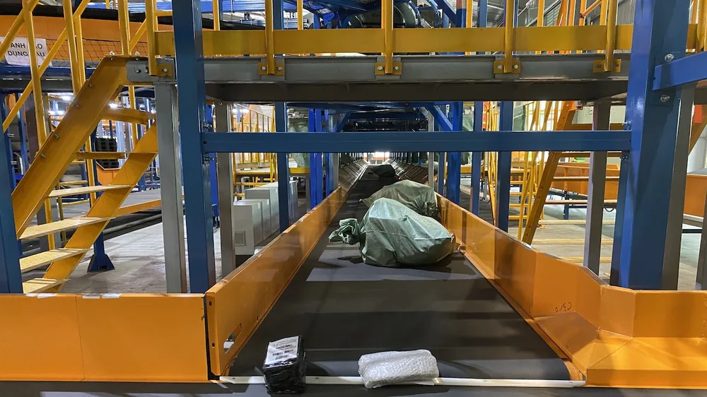Bên trong giây chuyền phân loại hàng tự động